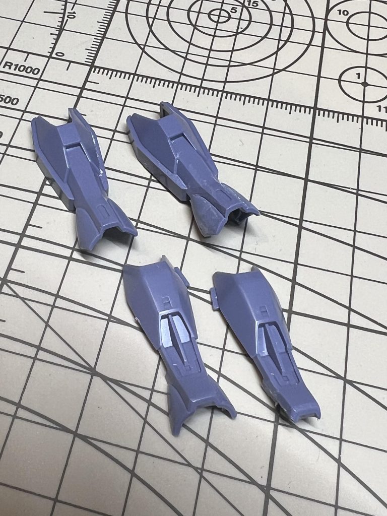 合わせ目は切り飛ばして再接着して位置変えただけのお手軽で