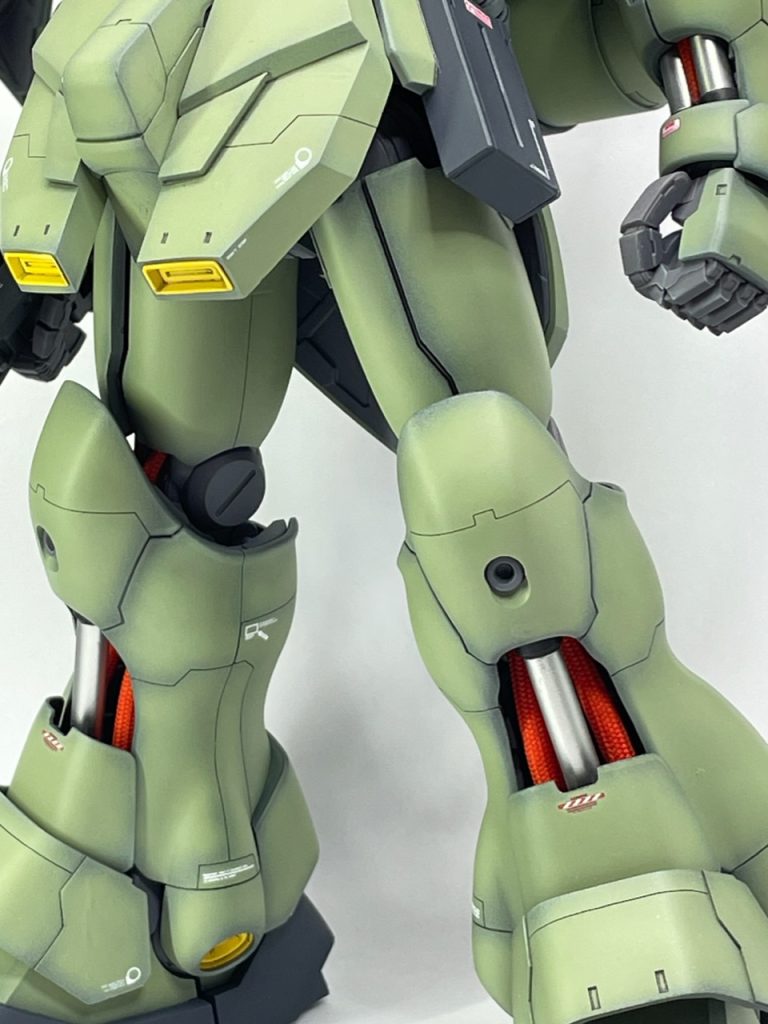 太腿の外側は、角プラ棒を貼り合わせて1mm厚みを増しています。新たなモールド追加は少なめ。