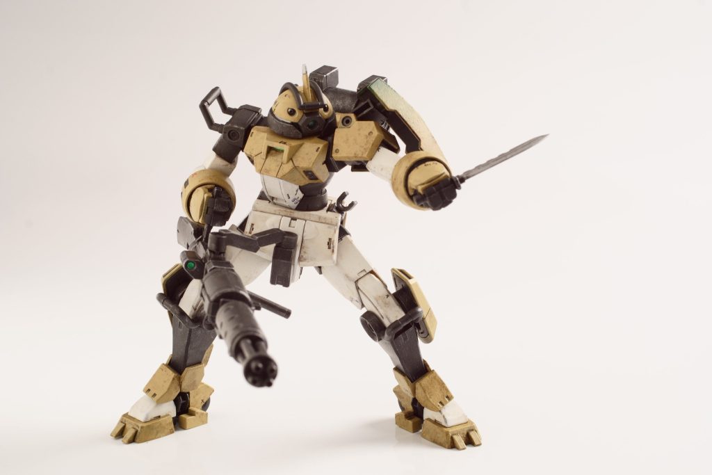 不意の近接襲撃に対応できる、コンバットナイフ。武器セットにはいってます。先端は鋭利に削り込みました。