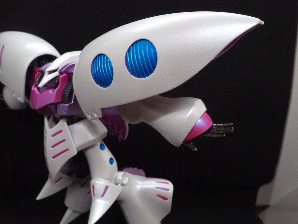 白は下地にパールシルバーを塗装、その上にプレミアムガラスパールを重ねました。その後でEXクリアーで2回研ぎ出し、最後にプレミアムトップコートの光沢で仕上げました。