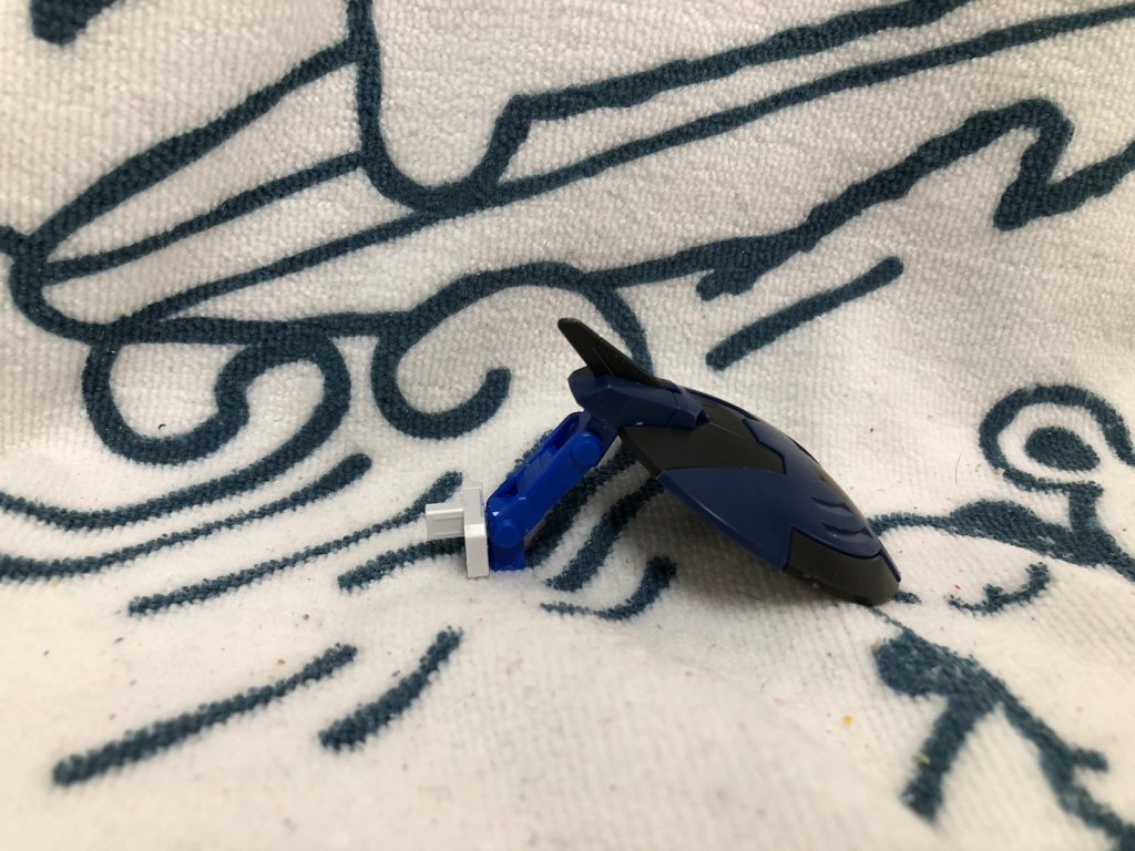 さて、制作の方はいるよ。まずレドーム部から前述の通りジャスティスナイトの盾にビルドブースターの余剰パーツを組み合わせ稼働、アースリィに付属する3つ穴パーツに接着、これにてバックパックは完成