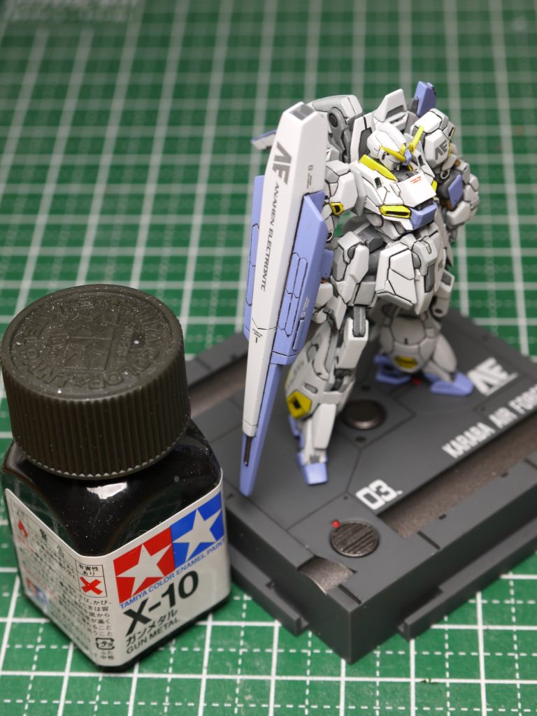 お約束のエナメル塗料のビンとの比較。写真の画像で拡大すると細かい粗は色々と見えてしまいますが、現物は小さいので気になりにくいと思います。