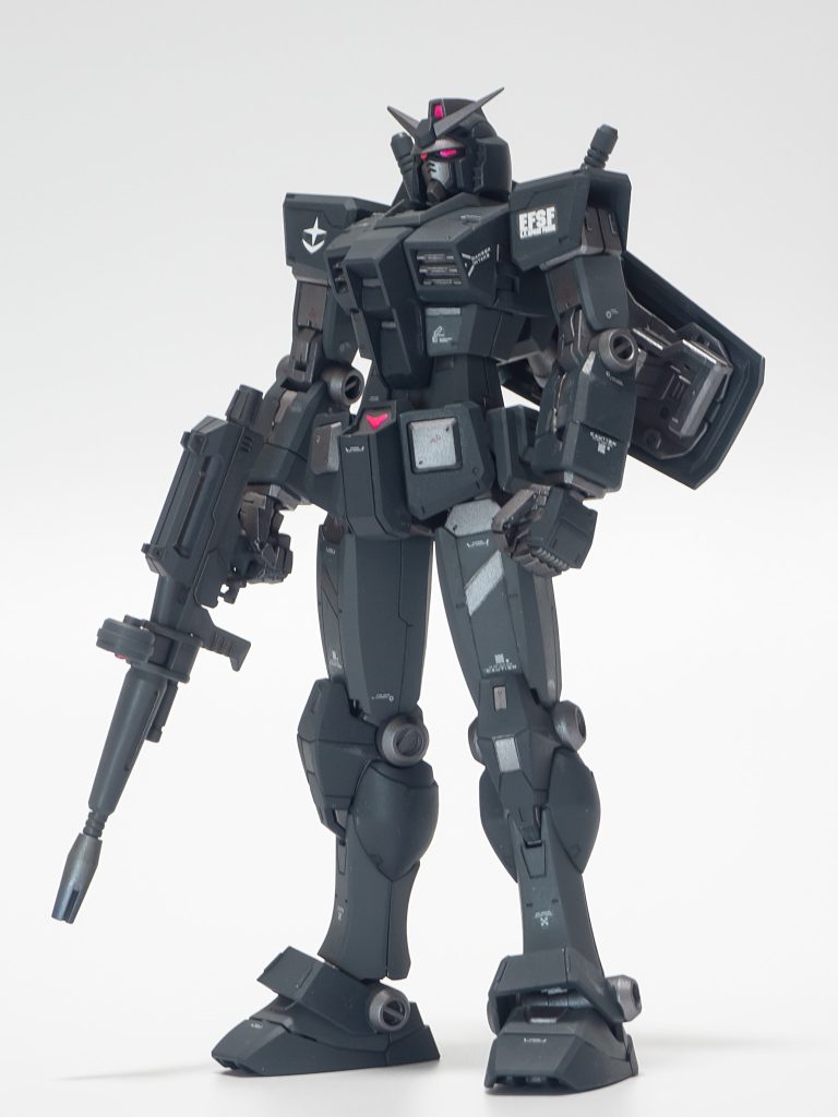 ガンダム本体フルアーマー状態でも見える太ももや二の腕にスジボリ追加してます。あとこだわりポイントとして、顔の配色はほかのガンダムにはなさそうなアレンジをしてみました。フェイス中央と側面で色分け、ひさしとヘルメットの色分けなど