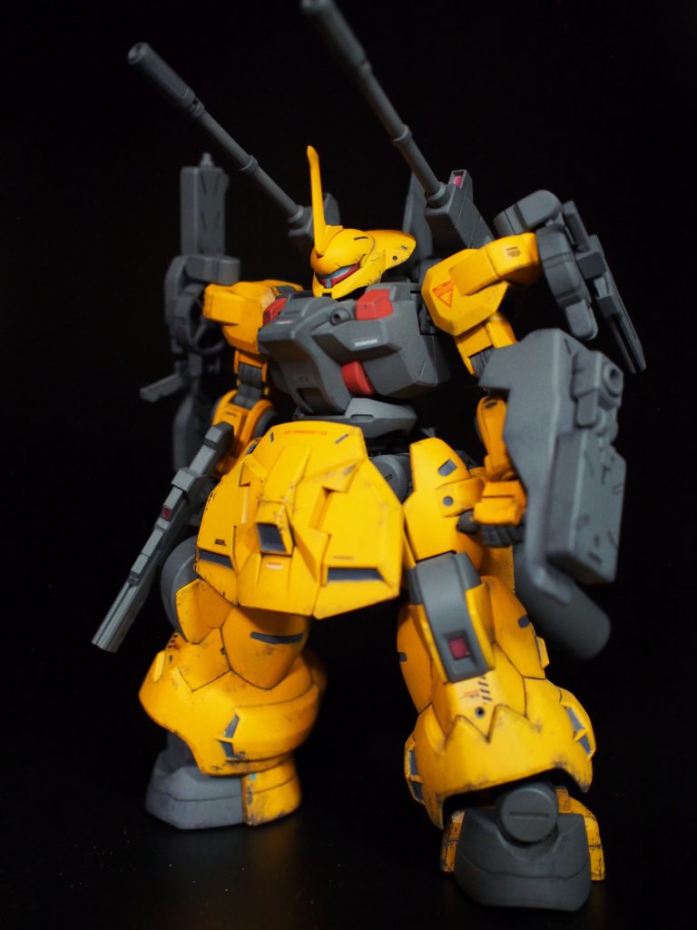 フルウェポン。盾はキットの肩シールドを手持ちに改造し、３０ＭＭの改造パーツを張り付け。これにより肩に付けるものがなくなったので同じく３０ＭＭの改造パーツを取り付けて、右肩には磁石で大型のライフルを付けられるようにしてます。また左肩にはビームトーチをマウント。