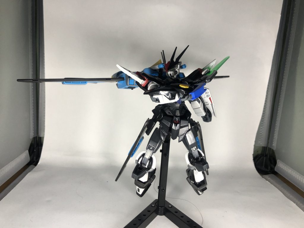 斬り掛かるポーズで1枚。武装が少ないからあまり撮るポーズがない……