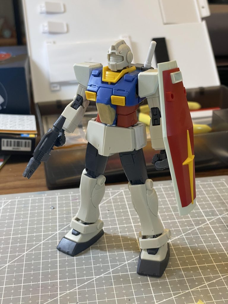 ガンダムのショルダーアーマーを初使用。 形状に不満があるので、Ez8ショルダーアーマーに交換しました