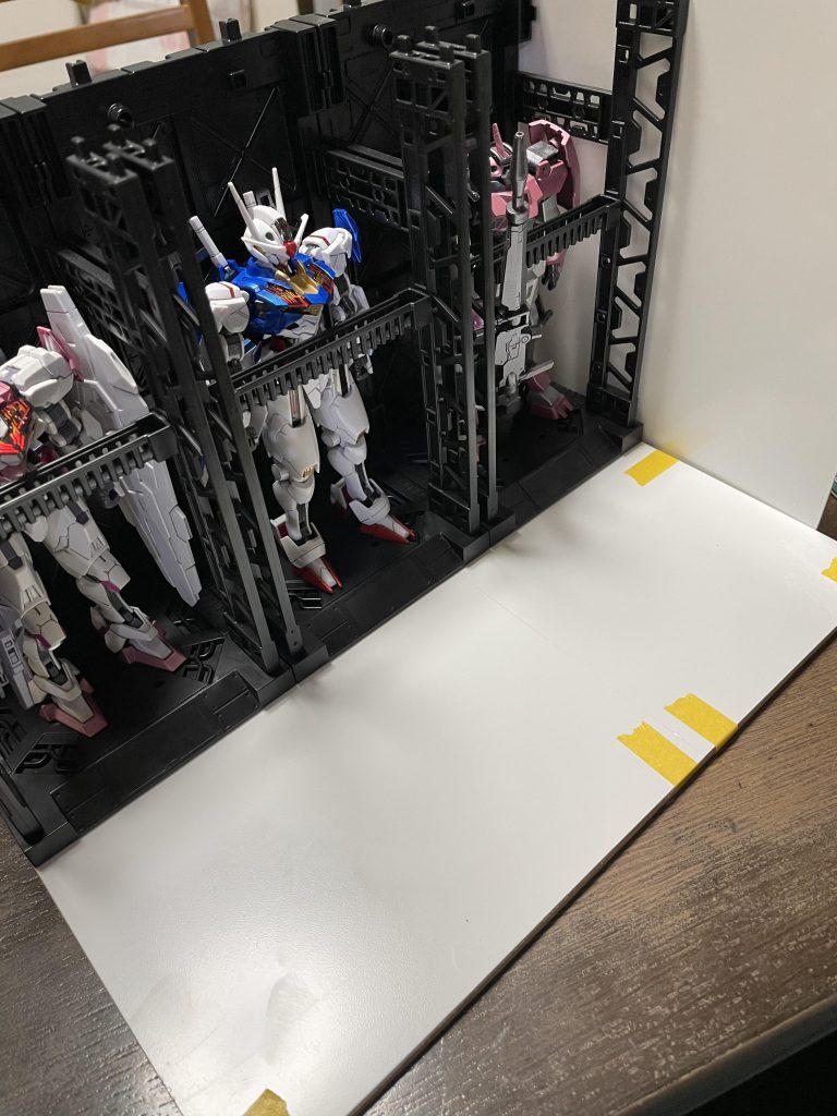 製作手順はセ○アMDFボードがディスプレイベース3つとピッタリサイズなので土台に使用、床面や壁はセ○アのプラ板をカットし使用