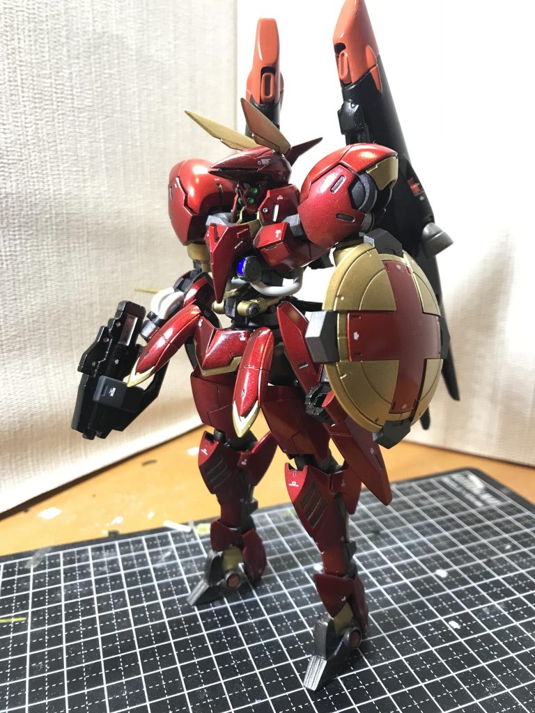 高機動機型ということで背中にキマリスブースターを取り付けられる様にレギンレイズのパーツを流用。肩のアーマーはブリュンヒルト作成の時に使わなかったミカエリスのパーツを流用。また、足首もミカエリスの足を使い4mmほど高さ上げています。顔は高機動型なのでセンサーを大型に変更しました。