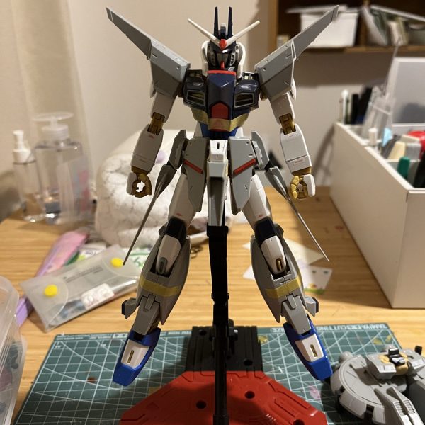 レジェンドガンダムのMG改修をしています。前回はフリーダムのフレームでしたが、今回はストライクフリーダムのものを使っています。（1枚目）