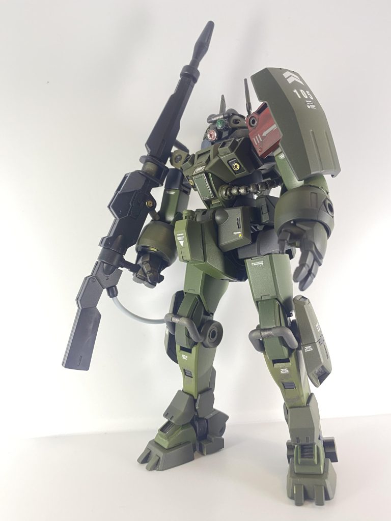 この機体は……間違いなくスコープドッグカラーが似合うスナイパーライフルを使用＝カメラレンズを追加ライフルがバックパックと繋がっている→動力からエネルギー供給されれば、威力が上がる＝繋げよう。威力が上がれば、地面設置面に負担が掛かる＝排熱処理が必要。コックピットの真横に動力パイプ→安全性が皆無＝よりむせるな……と言う発想で改造・カラー変更しました。