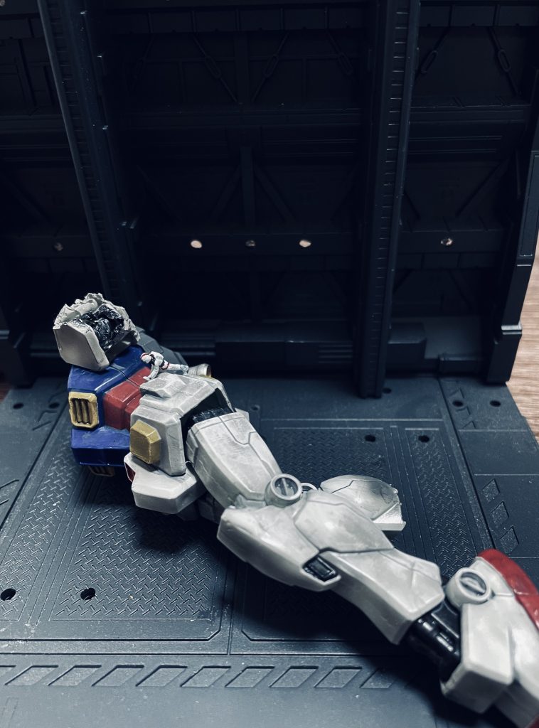 当時小学生だった自分にとって、主人公機の大破は非常にインパクトの強いものでした。哀戦士のパンフレットにもガンダムの大破したイラストが載っていて、強く印象に残っています。