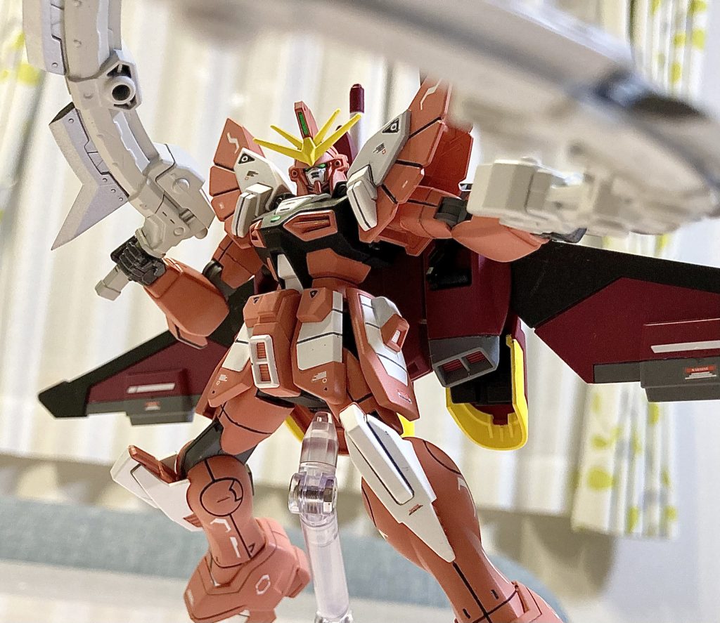 武器もバックパックもデカいので、ともかく自立しづらいです。スタンドは必須です。