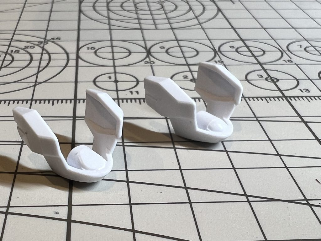 甲のアーマー下に出っ張る部分は削って見えないように。