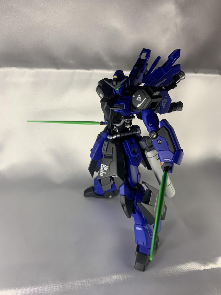 ビーム・サーベルは2本。何のかは分かりません。　たぶんレジェンドガンダムのかな？と思います。バックパック上部の隙間にマウント出来ます。