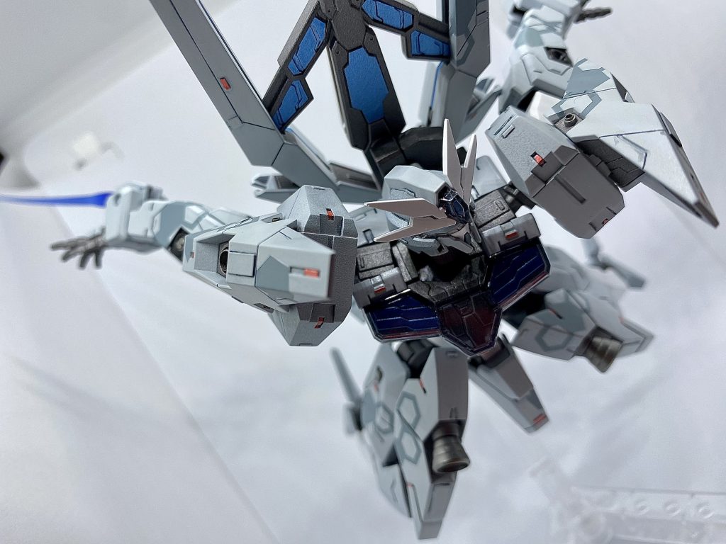 ビームサーベルが腕に隠れてるのがまたかっこいいんですよね…！