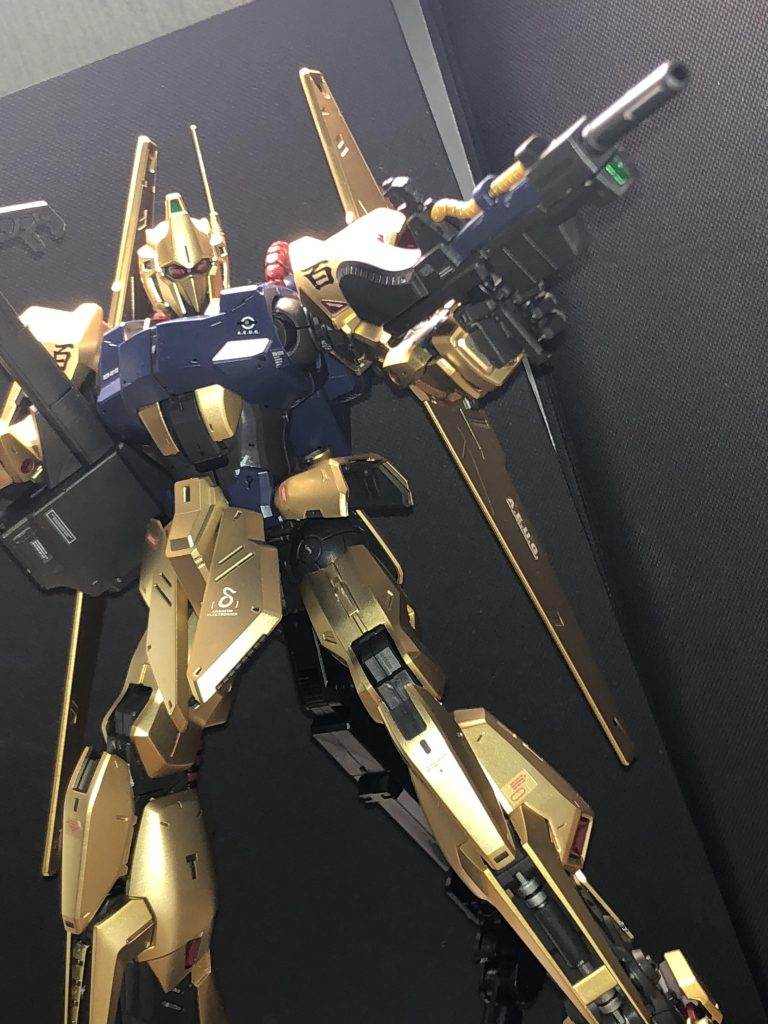 武器もグリップとマニュピレーターにジョイントが設けられておりストレスなく持たせられます。画像はビームライフル。