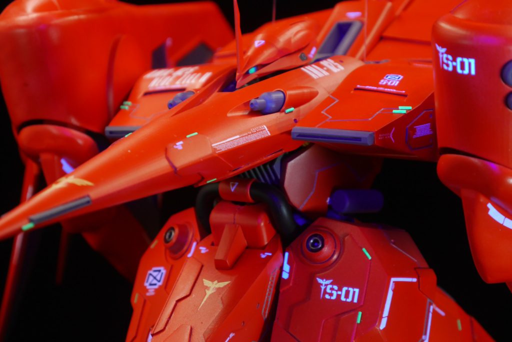 足ないし、ゲテモノの割には特に稼働させるところはないです。あれ?ジーラッハから足がないMSばっか作ってるようなwあ、あ、あ、足なんか飾りですよ!重さがトンでもないのと、支え?アクションベース的なものを取り付けるのは不可能だったので、(コンバージ版のノイエ2みたいには出来んかった)結局吊りました。釣具屋で海釣り用の釣糸買ってきて、ホームセンターでアルミパイプを買って。。。俺、今、何作ってるんだっけってなりましたw