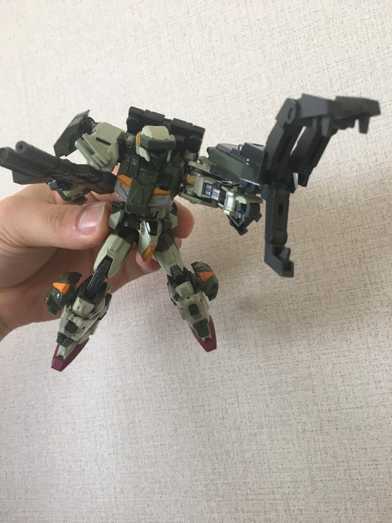 肩のアーマーや足首に増設したでっぱりは100均で買えるプチブロックを使って可動できるようにしていて可動範囲は申し分ないです。