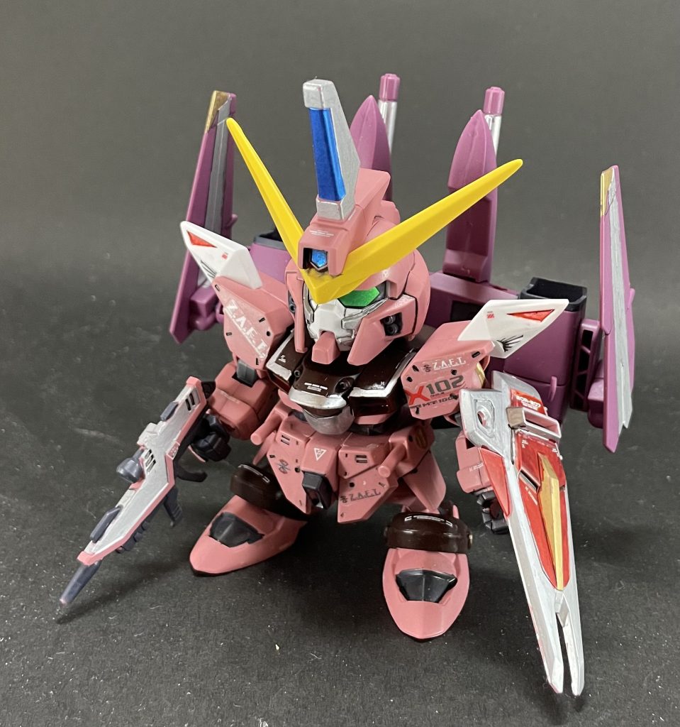 デカールや穴を開けたりして、ディテールアップをしています😆