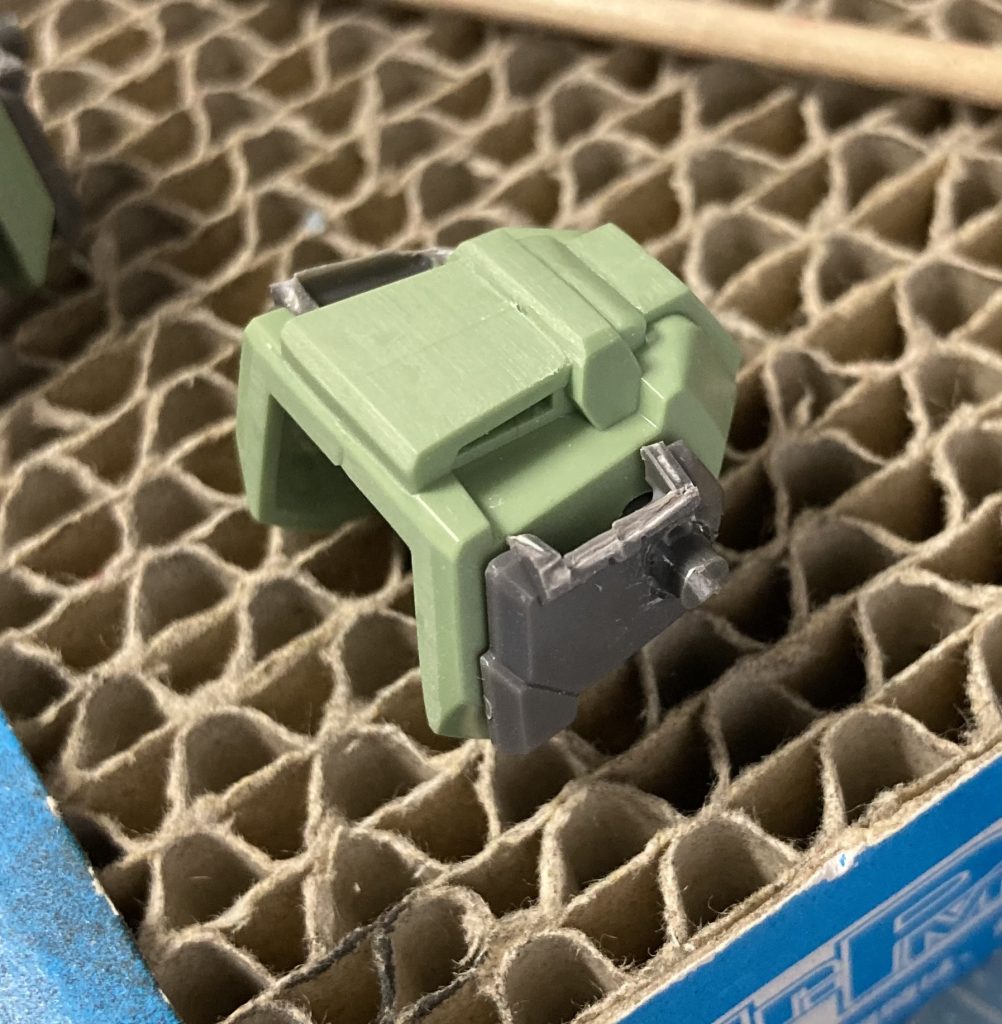 特に工作していませんが、ミサイルを外すために肩のアーマーに穴を開けて差し込んでいます