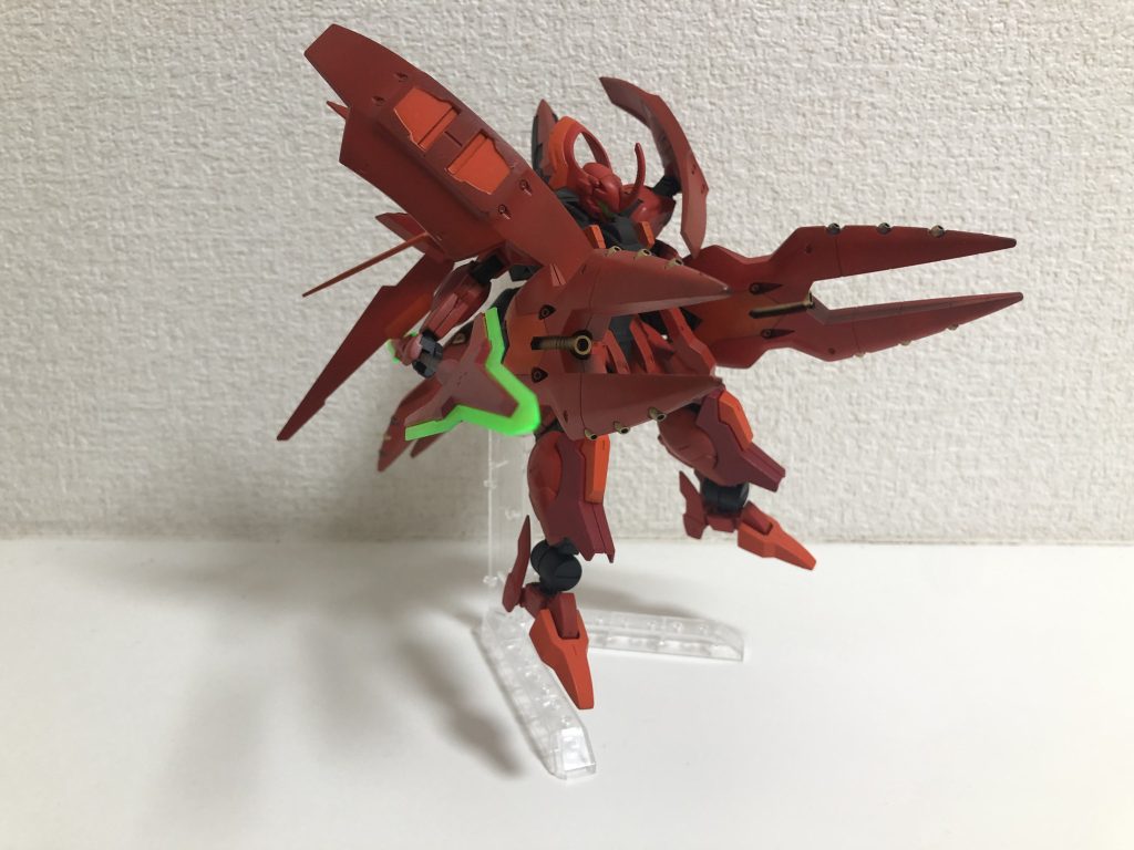 腰のビーム砲を構えた写真。発射して敵を薙ぎ払うのが目に浮かびますね。たまらん。