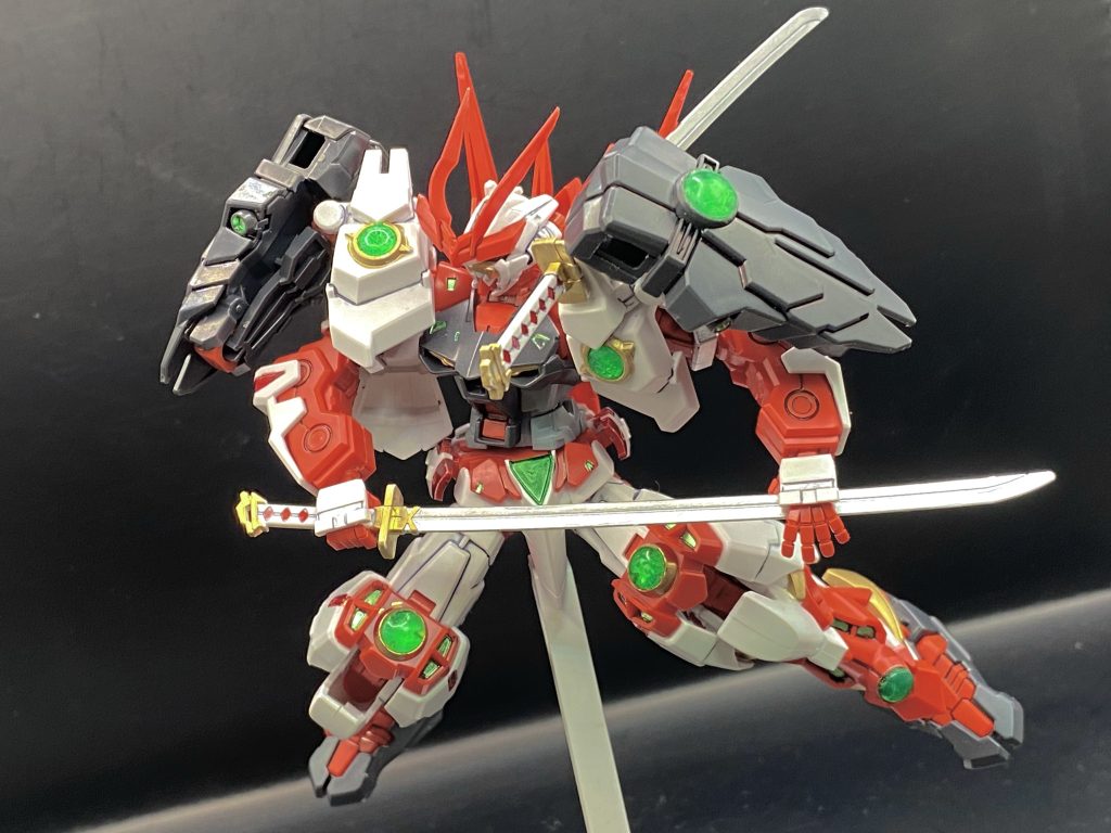 抜刀するようなポーズで鞘は鞘で欲しかった気もしますやはり刀と言えば抜刀術！