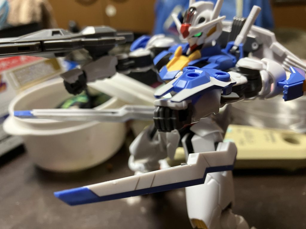 フルバースト!両腕の武器と両腿のガンビットを前に出して一斉発射してます。…撮影ってやっぱり難しい……