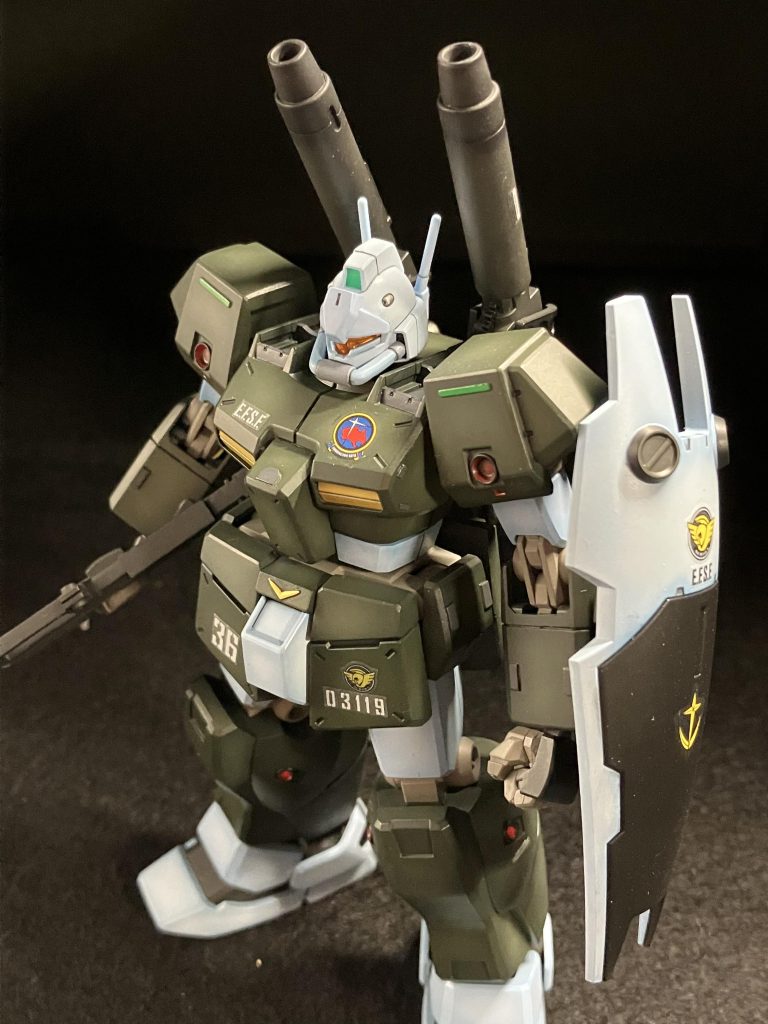 肩アーマーに細切りのプラ板を貼ってセンサーをイメージしたディテールを追加しています。タミヤアクリルのパークグリーンが良い色しているんです。