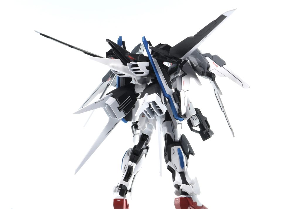 バックショットオリジナルとしてエアリアルのビットをブレードに見立てた武装を追加しました。またMG等を参考にストライカーパックの上部エンジン?部分のパーツを追加してスカスカな感じをなくしました。