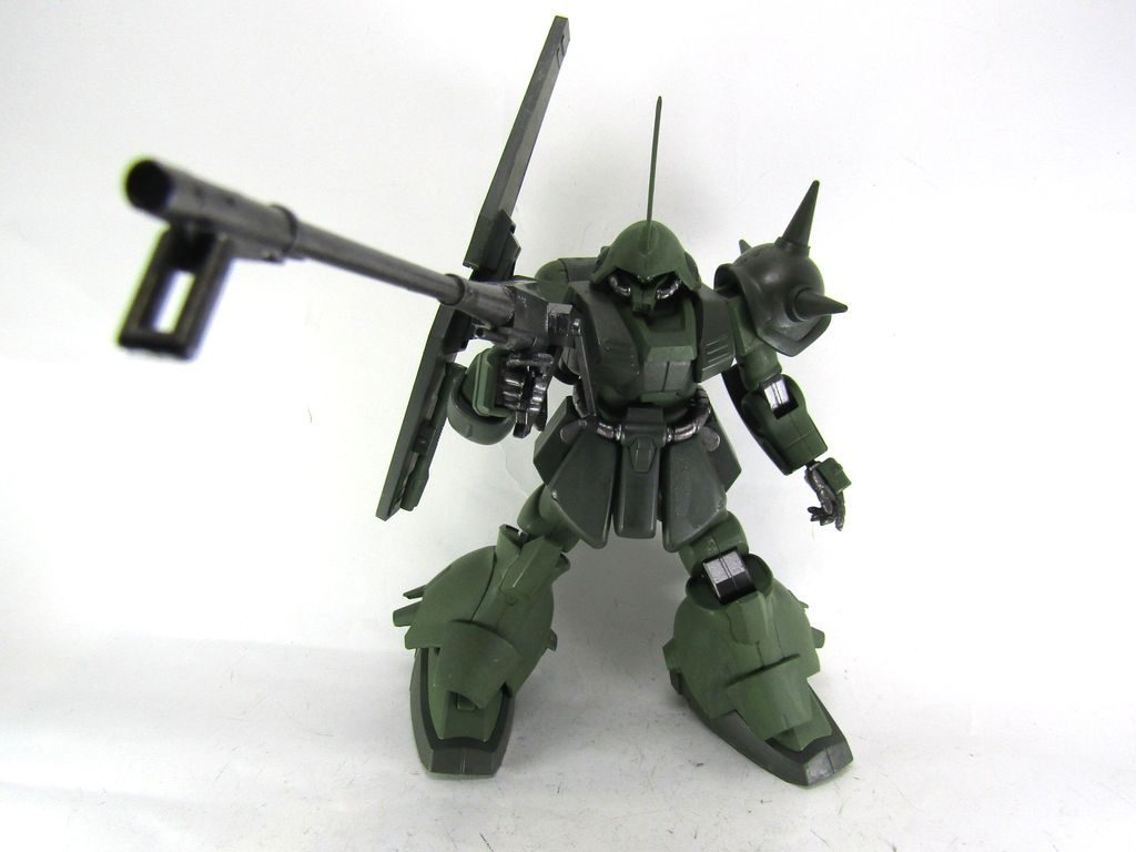 命中精度を高めるため、通常のビームライフルではなく、フェダーイン・ライフルを装備している。