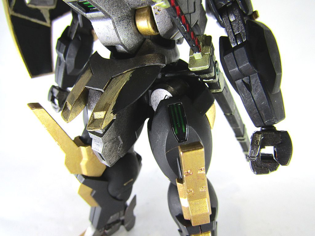 サイドアーマーがなかったので、腰からランナーで固定用アームを伸ばしています。FTBC2023規定でガンプラ以外のパーツが使えないため、色々考えたうえでランナーを利用しました。