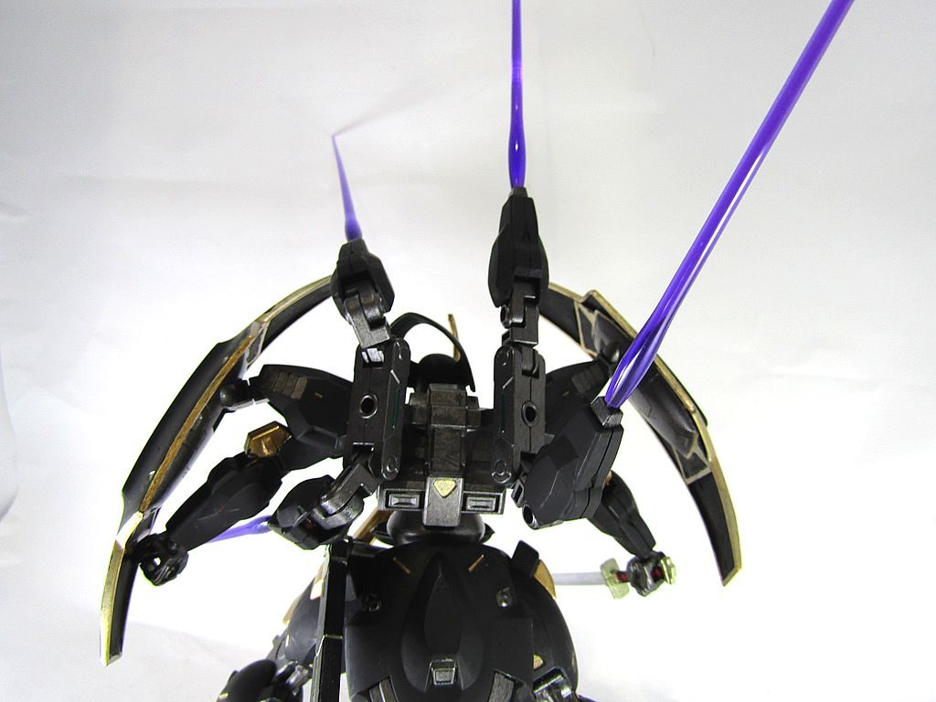 ビルドファイター系のパーツでアタッチメントを作成。ダリルバルデなので、両肩のシールド、背中の4腕はAI制御ドローンで遠隔攻撃も可能です。(宇宙のみ?)