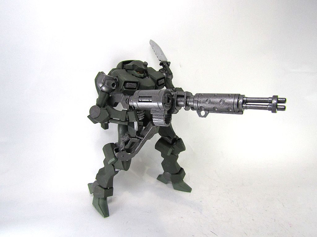 デミトレーナーオプションセットから重機関銃と対MSナイフを持ってきました。気分は映画1作目のオープニングシーン。