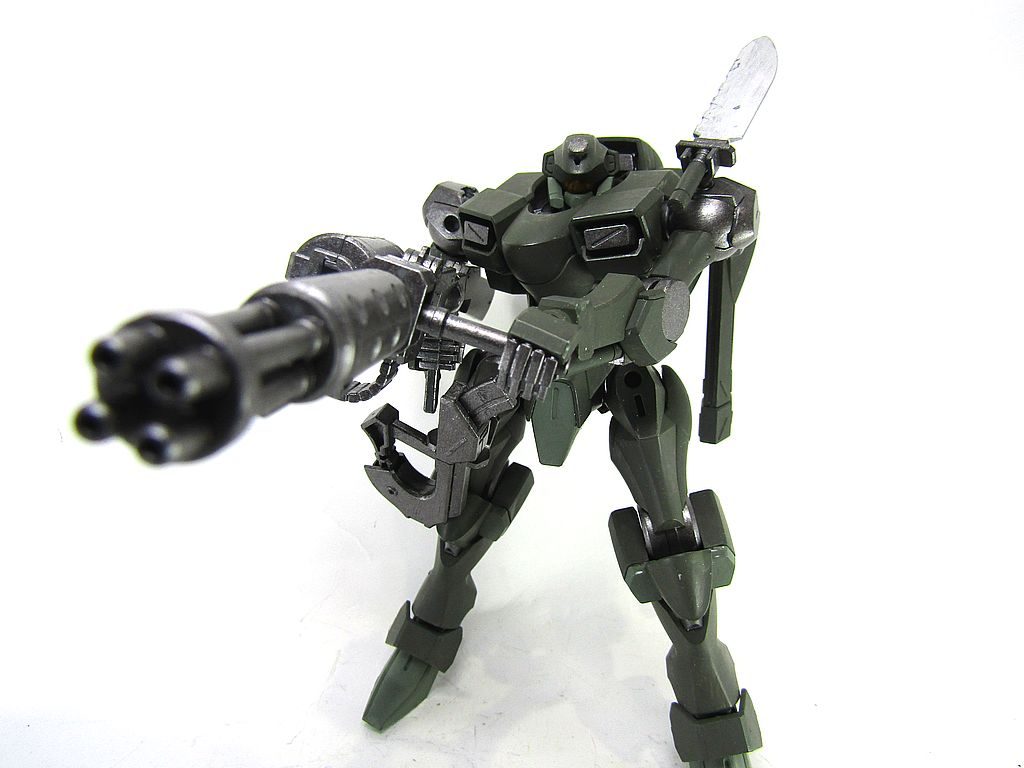 勢いあまって目標を蜂の巣にしてしまうかもしれません。頭部は決闘用ではないので、ヘルメットモチーフのバイザーのようにしました。ランナー削りだしです。