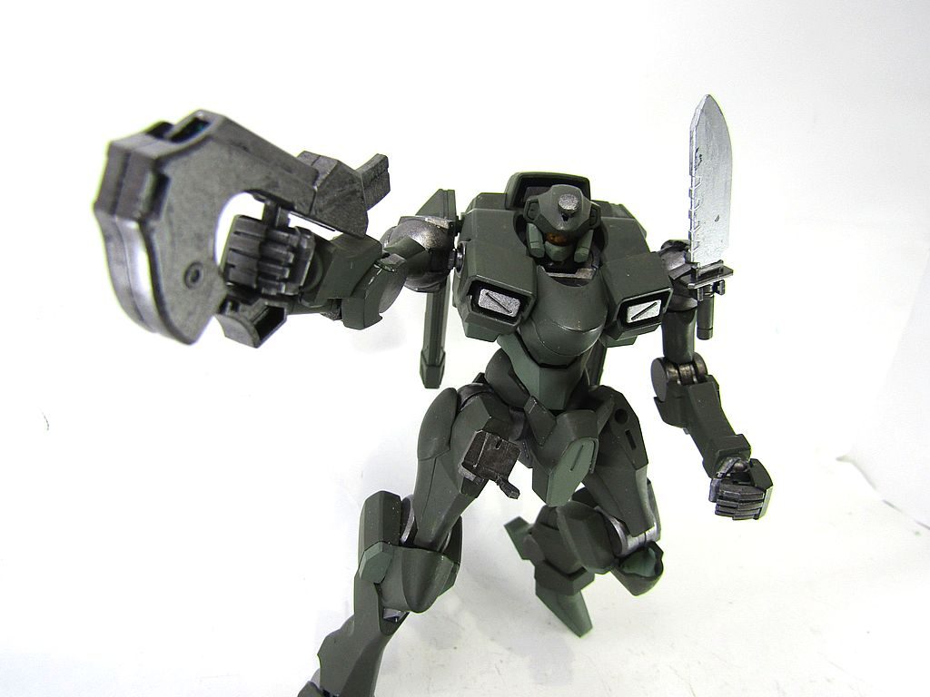 サブウェポンのハンドガン。スカルウェポンの接続用パーツからホルスターを作成しています。