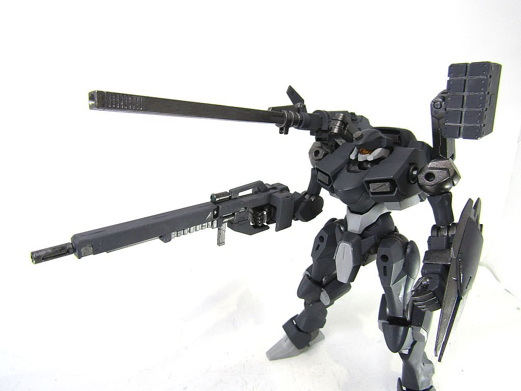 ライフルは鉄血オプションセット9のグシオンのものです。折り畳みキャノン(気持ちはグレネード)は同じく鉄血オプションセット7のレギンレイズのレールガンです。中型ミサイルランチャーはボールデンアームのものです。