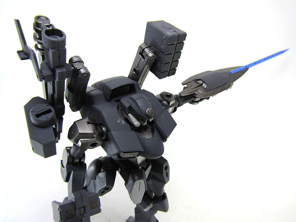 当然MOONLIGHTも装備しています。本体はシュバルベカスタムの余りパーツです。固定はランナータグを熱で曲げて整形しました。