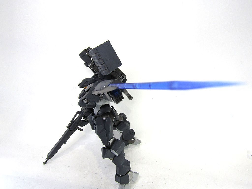 ビーム部分はひたすら溝を掘ってはめれるようにしました。それっぽくなったかと思います。頭はバイザー風に。ランナー削りだしでつまみ部を作成。