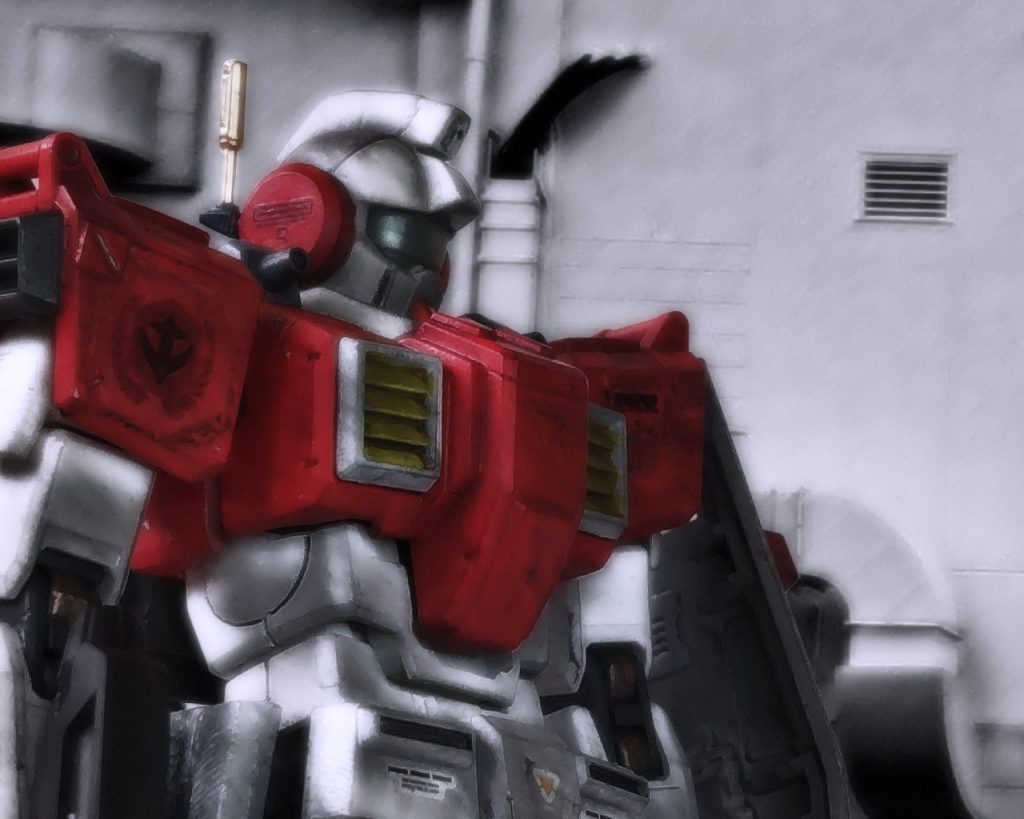 「俺達はテストパイロットですよ?!」ルナツー基地の格納庫内でネイマン・オルトラン少尉はその感情を隠すことなく声を張り上げた。「そんな事は知っている。だが事態は急を要するのだ」ネイマンに対し冷静な口調の男はこの基地の若き司令官ワッケインである。彼は眉一つ動かさず言葉続ける。「先刻、サイド7がジオンの襲撃を受け救難信号が発せられた。ホワイトベースは脱出したようだが今も追撃隊に追われ、サイド7の我が基地は無防備状態であり生存者数も不明だ」「だからって我々は実戦部隊じゃない試験隊ですよ。いきなり出撃だなんて?!」「特例で本日付けで評価試験隊は我が基地所属の遊撃隊として動いてもらう」「そんな勝手な!あのジムの慣熟飛行だってまだ!」「貴様!同胞を見捨てジオンに機密を渡せというのか?!」横にいた副官が割って入るとネイマンの襟を強引に掴んだ。そして殴られると思った瞬間、ワッケインが副官の肩に手を乗せ制止する。副官は振り向くとワッケインは瞬き一つせず副官を見た。無言の圧に気圧されると視線を伏せネイマンから手を離す。そこにワッケインが口を開く。「軍とは理不尽な組織だ。正論だけで戦争ができれば苦労はない。貴官はガンダムのテストパイロットだったのだろう?ならこの機体も扱える筈だ」荒い口調ではないがネイマンもこの圧に言い返すのを躊躇った。「上陸艇の護衛だけですよね?」自信なさげに聞いたのはネイマンと同じテストパイロットのレイド・グレイス准尉だ。「保証は出来ん。あの近辺に所属不明の艦影が確認されている。遭遇戦になる可能性は少なからずあるだろう」レイドは緊張から唾を呑むとワッケインが先程より大きな声で言う。「オルトラン少尉、レイド准尉の両名はMSに搭乗しヒトハチマルマルにルナツーよりサイド7へ出撃。上陸艇を護衛し敵と遭遇した場合これを殲滅せよ!以上!」 その後、ネイマンは先行試作型指揮官用ジムに搭乗し僚機としてガンキャノンV.Cにはレイドが乗り出撃した。