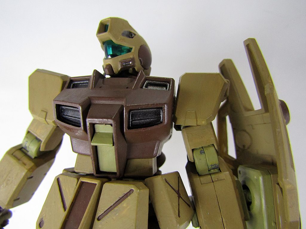 ”ジムの日”初めて〇〇の日投稿ができました。旧キットのジムコマンドコロニー仕様を若い頃とても気に入っていました。オーガスタ系とか、後期生産型とか、当時そのような設定を見ていた記憶は残念ながらありません。「ＭＪ」を読み始めたのは0083のあたりからなので、自信はありませんが。色々ポージングしていただけで関節が早速はがれてきています。(;^_^A