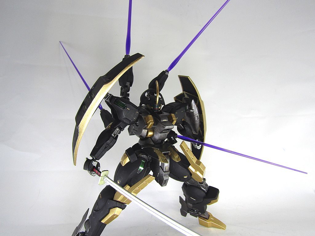 五刀流。肩のシールドと合わせて、全方位の敵に対応できます。