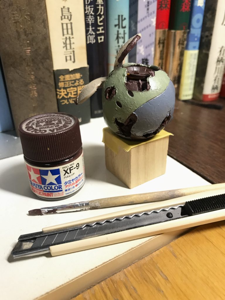 　カッターで塗装の剥がれを付けます。(詳しいやり方を知りたい方は