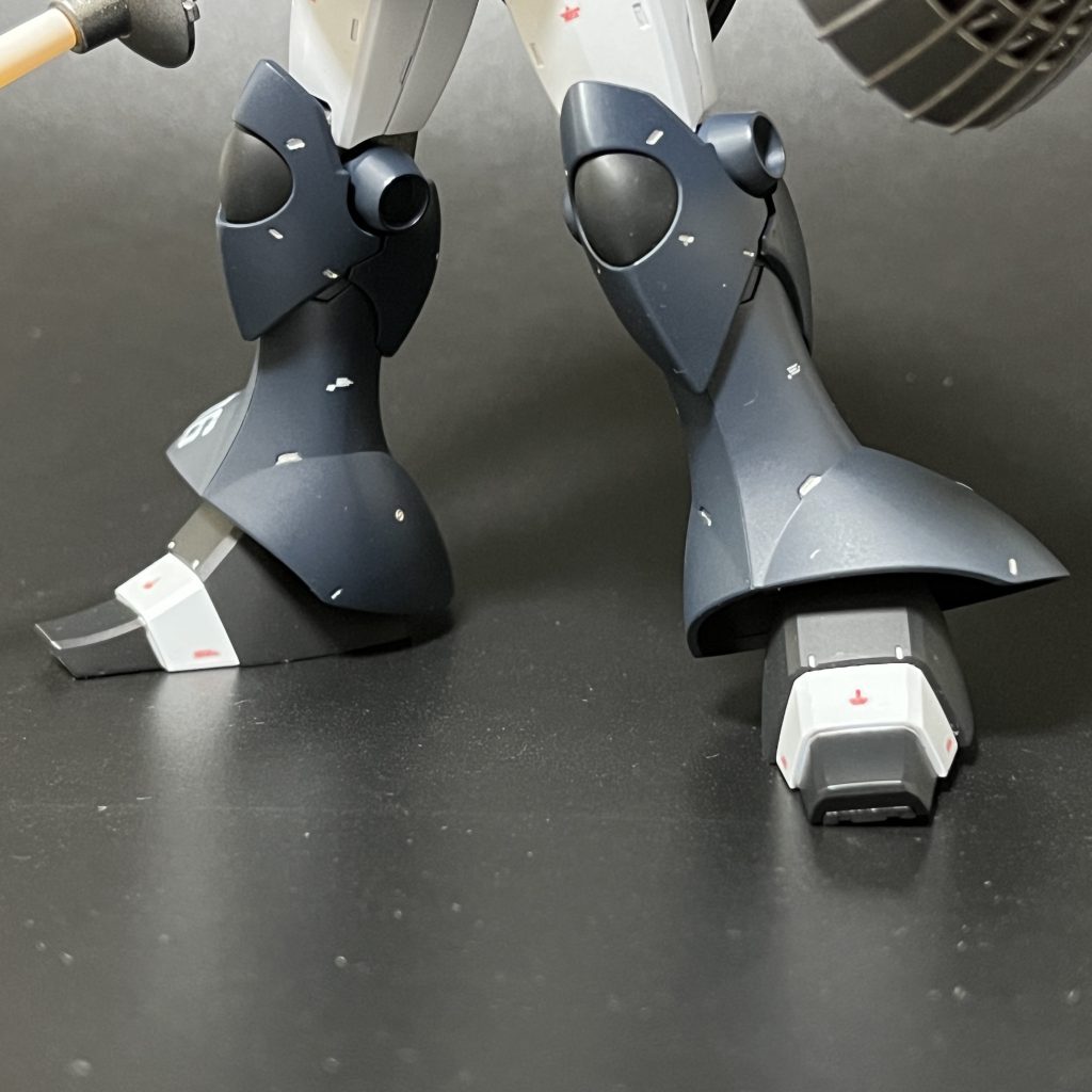 足はこんなカンジ。細かなモールドがあり、シタデルカラーのシルバーでスミ入れしています。