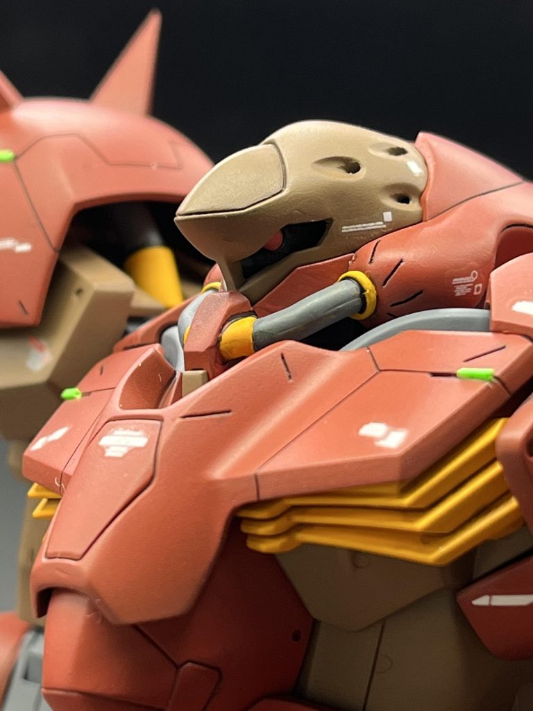 めっちゃ良キットだと思いますが、パーツを減らすためか抜きの関係か形状が違ったり省略してあるディテールがチラホラ…頭のバルカン口とほっぺのかっちょいいディテールがなかったので再現しました。あと、少し目つきを鋭く。モノアイは正面からでは全く見えないので、左向きで設定画の感じになるように。
