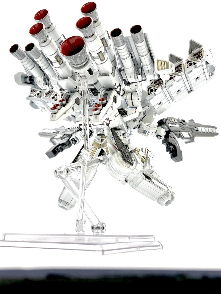 サージェントヴェルデバスターはアンテナ追加やジャスティスレールガンを手持ちにした以外はほぼ素組みで部品の組み替えのみ行っています。背中のヴァンガードオーバードブーストはコトブキヤMSGの色んなタンク、バーニアをミキシングしてそれっぽくしています！