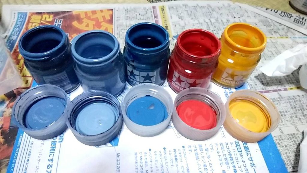 青は全てインディーブルー、MSライトブルー、コバルトブルーで調色しました。赤はMSレッドをベースにクールホワイト、少量のブラックを足しました。黄色は黄橙色をベースにキライアイエローを足しました。