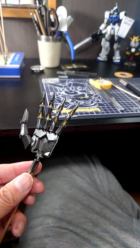 指関節も丁寧にマスキングして塗りました