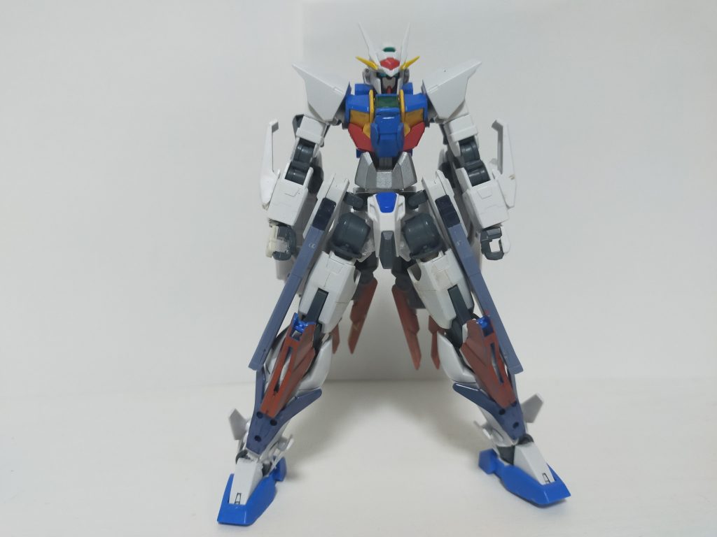 もし自分がガンプラを操作するなら…という設定で作りました。くさくさ設定集入ります。過去にビルドダイバーズ全国大会での入賞機体。高機動を生かし、速度部門、個人戦闘部門、団体性能部門にて優勝した。速度に特化させた機体のためその他の性能が非常に低く、主に防御面、コントロール性を犠牲としており、操縦者をかなり選ぶ機体でもある。過去大会では全国優勝者を完封勝利した機体でもあった。そのため、知名度、機体性能などから殿堂入りということで、その時の状態で中央支部に飾られている。バックパックを外した状態では高機動型として長時間活動、工作活動などに特化した性能となっている。そのため装備は己の拳のみとなり、攻撃性能も0に乏しい。この状態での戦闘は壊滅的であり、特におすすめしない。腰部橫に取り付けられたスカートは射撃性能をオミットし、完全にエネルギー貯蔵コンデンサーとして機能するようになっている。