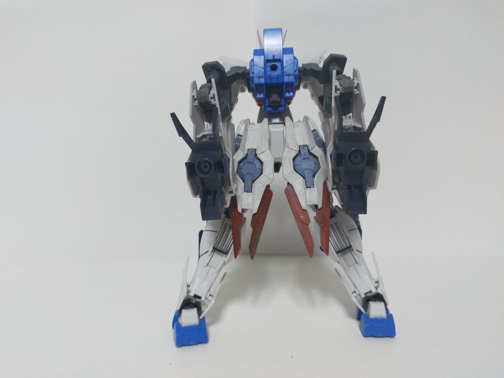 腰部背面に装備されたは小型エネルギー貯蔵タンクは活動時間の大幅増加、バックパックから伸びた大型スラスターはフットワーク性を高めるために様々な角度に動作し、機体速度を担う重要な装備となっている。ここに背部大型バックパックを装備することにより前述したガンダムダブルオースカイ・ヘビーアームズとなる。