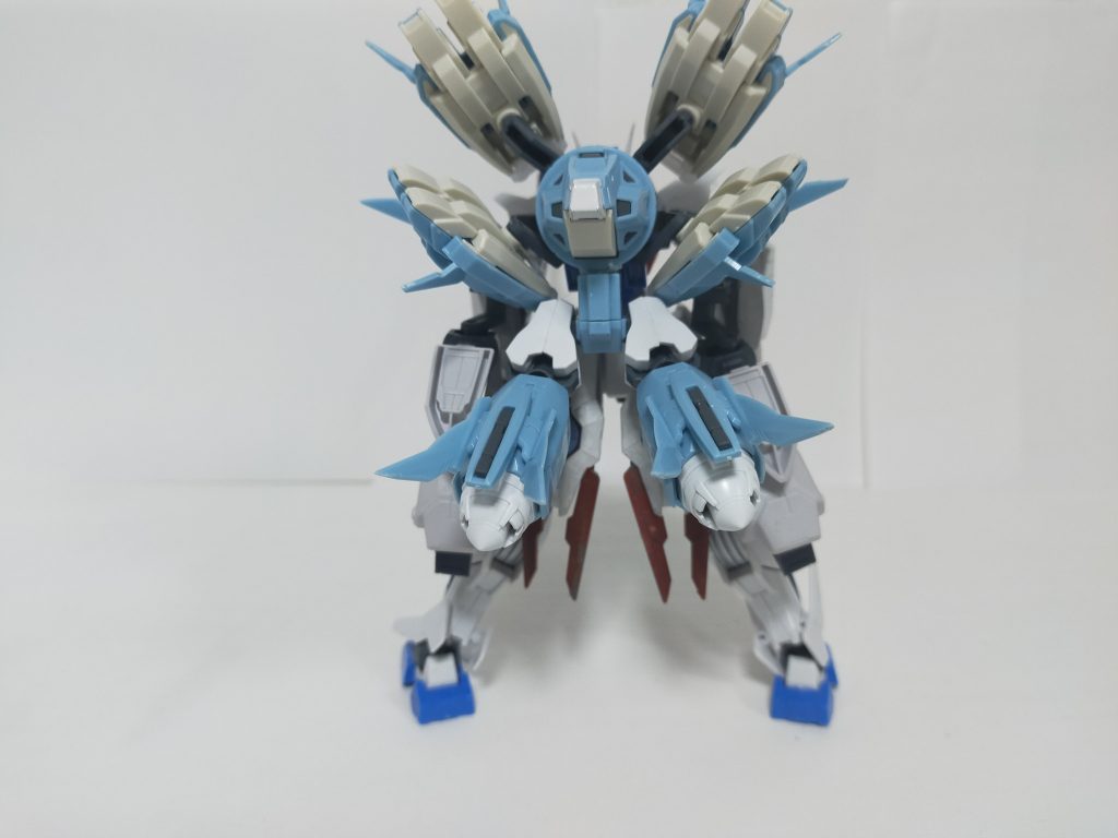 バックパック装備状態背面2つのGNドライブを装備したことにより、最高速度の上昇、空中戦でのさらなる高機動化、その他機動面での性能上昇を引き出している。バックパック上部に装備された4つのスタビライザーは脱着可能であり、大型ビットとして本機体の戦闘サポートを行うことが出来る。